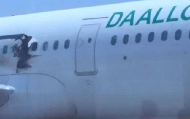 A hole caused by an explosion is seen in the fuselage of a Daallo Airlines plane on February 2, 2016 (YouTube screen capture) A hole caused by an explosion is seen in the fuselage of a Daallo Airlines plane on February 2, 2016 (YouTube screen capture)