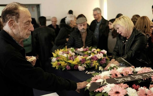Family, friends, and colleagues, say goodbye to Anat Dolev during her funeral in Tel Aviv, on February 8, 2016. (Photo by Tomer Neuberg/Flash90)