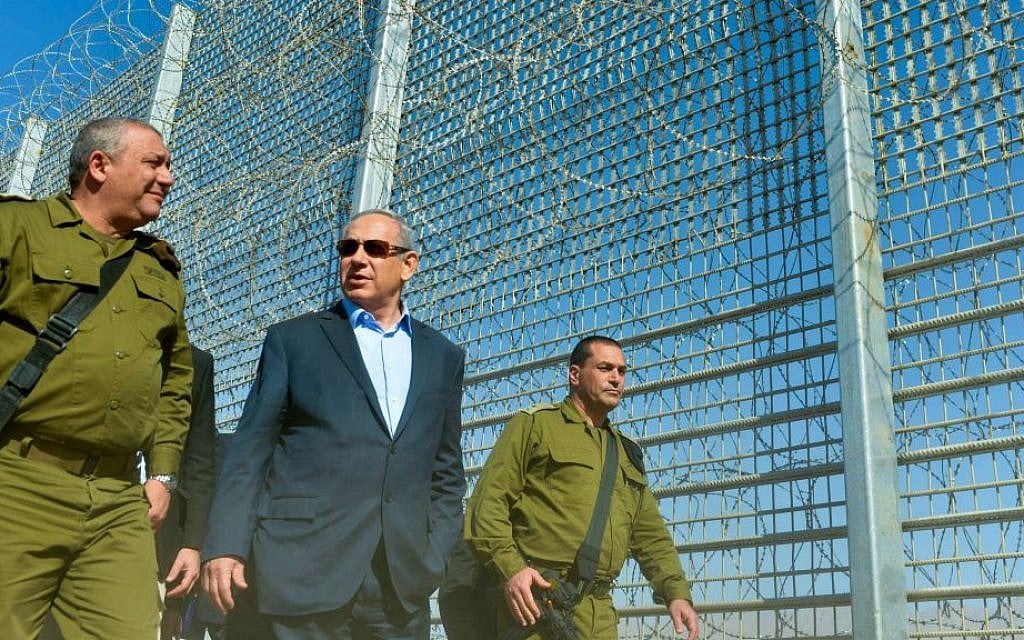 Israeli Prime Minister Benjamin Netanyahu and IDF Chief of Staff Gadi Eisenkot (L) visit construction work on the fence between Israel and Jordan. February 9, 2016. (Kobi Gideon/GPO)