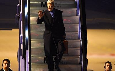 US Secretary of State John Kerry gets off a plane after arriving in Munich, southern Germany on February 10, 2016 where he will attend the Munich Security Conference. / AFP / Christof STACHE US Secretary of State John Kerry gets off a plane after arriving in Munich, southern Germany on February 10, 2016 where he will attend the Munich Security Conference. / AFP / Christof STACHE