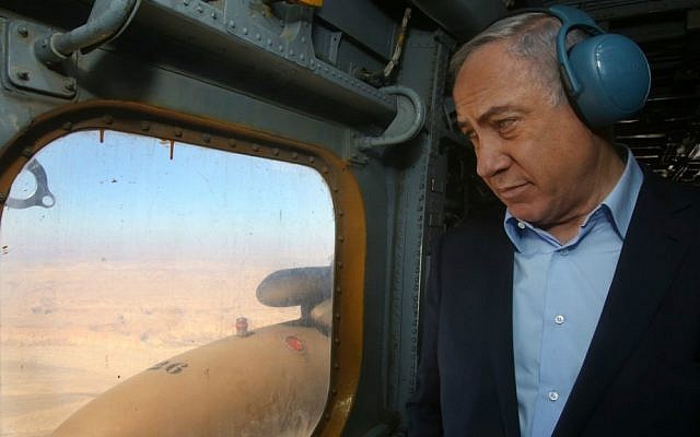 Benjamin Netanyahu visits construction work on the fence between Israel and Jordan on February 9, 2016. (Marc Israel Sellem/POOL/Flash90)