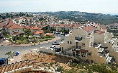 The Israeli settlement of Neve Daniel in April 2014.(public domain Wikimedia commons) 