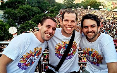 Sargento Pimenta's Jewish founders Bruno Wajsbrot, Leonardo Stul and Daniel Spector backed by a crowd of 180,000 at their 2015 presentation. (Bloco do Sargento Pimento)