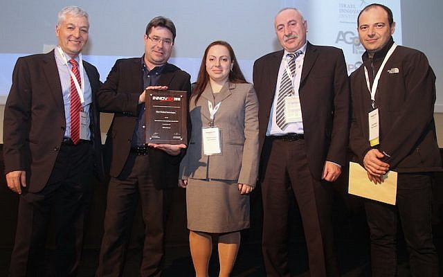 (L to R) Shlomo Gradman stands next to Ofir Akunis as he presents the Innovex Disrupt Award to Irina Kavounovski, Dr. John Abeles, and Igor Waysbey of Vigor Medical Technologies, February 3, 2016 (Courtesy) (L to R) Shlomo Gradman stands next to Ofir Akunis as he presents the Innovex Disrupt Award to Irina Kavounovski, Dr. John Abeles, and Igor Waysbey of Vigor Medical Technologies, February 3, 2016 (Courtesy)