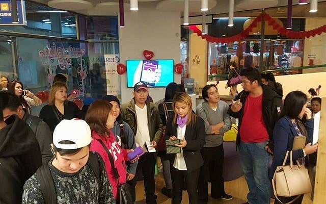 Foreign workers at the Neema office in Tel Aviv's Central Bus Station (Photo by Liron Rotem)