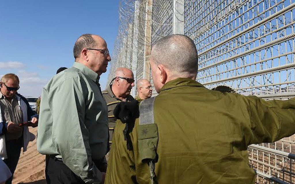 Defense Minister Moshe Ya'alon during a visit to Israel's southern border, February 23, 2015 (Diana Hananashvilli/Defense Ministry)