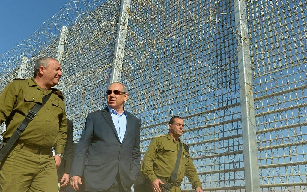 Prime Minister Benjamin Netanyahu tours the new fence along the Jordanian border with IDF Chief of Staff Gadi Eisenkot and the head of the Southern Command Eyal Zamir, February 9, 2016. (Kobi Gideon/GPO)