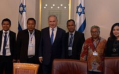 Prime Minister Benjamin Netanyahu with a visiting delegation of Indonesian journalists at the Prime Minister's Office in Jerusalem on March 28, 2016. (Haim Tzach, GPO)