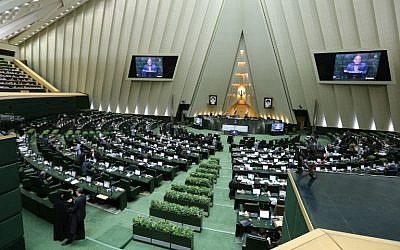 Iranian MPs attend a parliament session in Tehran, March 1, 2016. (AFP/Atta Kenare)
