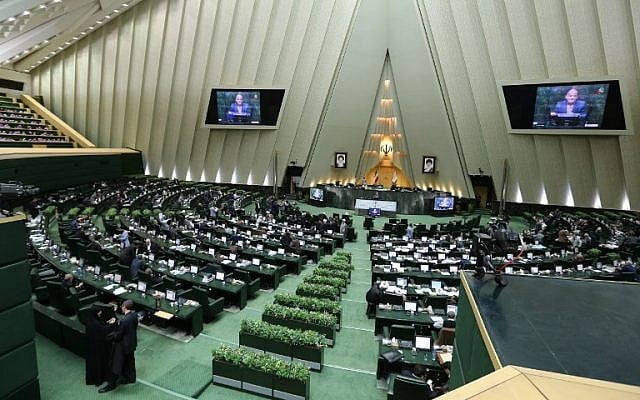 Iranian MPs attend a parliament session in Tehran, March 1, 2016. (AFP/Atta Kenare)