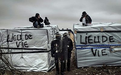 Policemen dismantle shacks on March 1, 2016 in the 'Jungle' migrant camp in the French northern port city of Calais. (AFP / PHILIPPE HUGUEN)