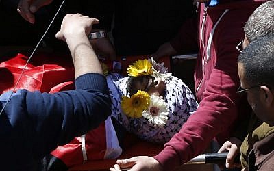 Palestinian mourners attend the funeral of Iyad Omar Sajadiyya, 22, who was killed during clashes with Israeli security forces at the Qalandiya Refugee camp on March 1, 2016 (AFP / ABBAS MOMANI)