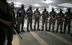 Members of the Izz a-din al-Qassam Brigades, the military wing of the Palestinian Islamist movement Hamas, take part in the funeral of a Palestinian who died in a tunnel collapse, March 4, 2016. (AFP/SAID KHATIB)