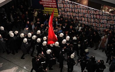 Turkish anti riot police try to disperse employees as they enter at Zaman newspaper's headquarters in Istanbul on March 5, 2016. (AFP/Zaman Daily Newspaper/AKIF TALHA SERTTURK)
