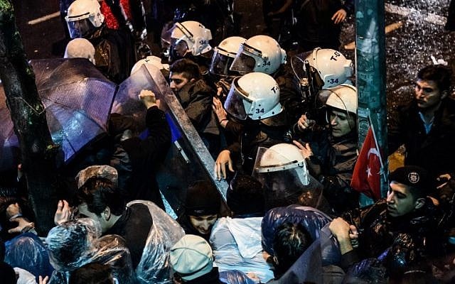 Turkish riot police clash with supporters at Zaman daily newspaper headquarters in Istanbul on March 5, 2016, a day after an Istanbul court ordered the publication into administration amid growing alarm over freedom of expression in the country. (AFP/OZAN KOSE)