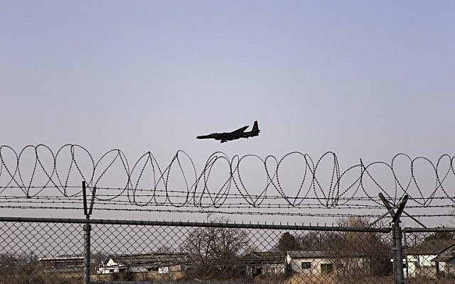 A US military U2 reconnaissance aircraft lands at the Osan US military air base south of Seoul, March 6, 2016. (AFP/YELIM LEE)