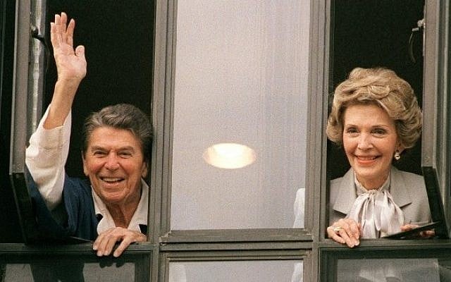The then US President Ronald Reagan waving to the press from the window of his room at Bethesda Naval Hospital with First Lady Nancy Reagan, January 06, 1987. (AFP/MIKE SARGENT) The then US President Ronald Reagan waving to the press from the window of his room at Bethesda Naval Hospital with First Lady Nancy Reagan, January 06, 1987. (AFP/MIKE SARGENT)