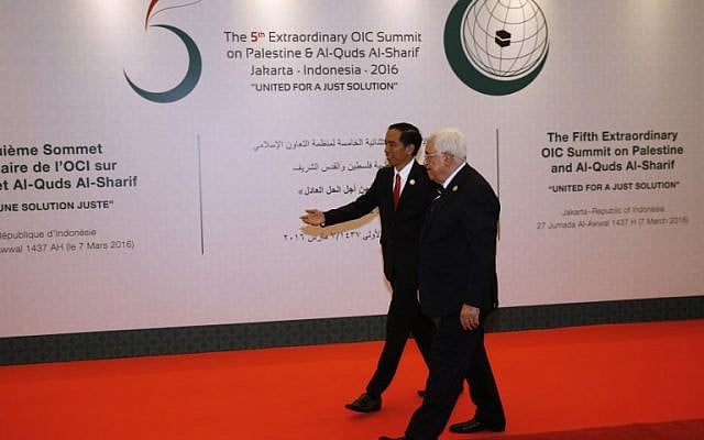 Indonesia's President Joko Widodo, left, welcomes Palestinian president Mahmoud Abbas to the Islamic Cooperation summit on March 7, 2016 in Jakarta. (AFP / POOL / DARREN WHITESIDE)