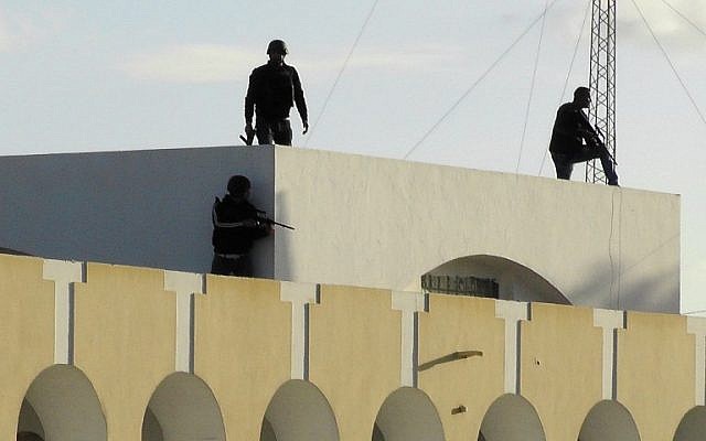 Tunisian special forces take position during clashes with militants in the southern town of Ben Guerdane, near the Libyan border, March 7, 2016. (AFP/FATHI NASRI)