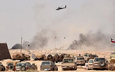 An apache helicopter flying during the Northern Thunder military exercises in Hafr al-Batin, 500 kilometers northeast of the Saudi Capital Riyadh on March 10, 2016. (AFP / FAYEZ NURELDINE)
