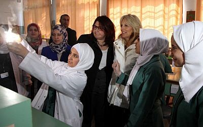 The wife of US vice president, Jill Biden (C) visits a school for Syrian refugees in the Jordanian city of Mafraq, near the border with Syria on March 10, 2016. (AFP/AHMAD ABDO) The wife of US vice president, Jill Biden (C) visits a school for Syrian refugees in the Jordanian city of Mafraq, near the border with Syria on March 10, 2016. (AFP/AHMAD ABDO)