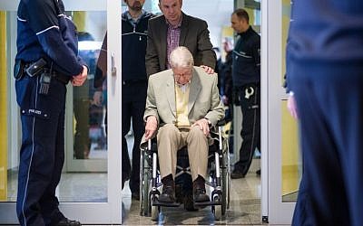Former Auschwitz guard Reinhold Hanning (C) is brought to the courtroom for the continuation of his trial at the court in Detmold, western Germany, on March 11, 2016. (AFP / POOL / Bernd Thissen)