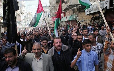 Palestinian supporters of the Islamic Jihad Movement take part in a demonstration following Friday prayers in Khan Yunis in the southern Gaza Strip on March 11, 2016. (AFP/SAID KHATIB)