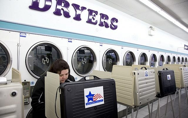 Voters cast ballots in the Illinois primary at Su Nueva Laundromat in West Lawn, Chicago, March 15, 2016. (AFP/Tasos Katopodis) Voters cast ballots in the Illinois primary at Su Nueva Laundromat in West Lawn, Chicago, March 15, 2016. (AFP/Tasos Katopodis)