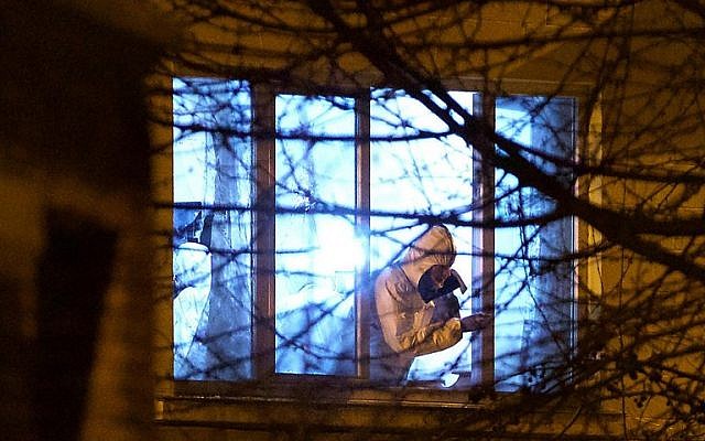 Scientific police work in an apartment near the site of a shooting in the rue du Dries-Driesstraat in Forest-Vorst, Brussels, on early March 16, 2016. (AFP / Belga / Nicolas Maeterlinck)