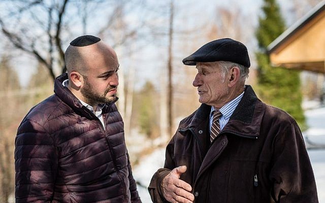 Jozef Jarosz (R) talks with Jonny Daniels, head of the international foundation "From the Depths" on March 16, 2016 near an underground hideout in Stankowa, Poland, where Jarosz and his family helped Anna Grygiel and 13 other Jews to survive the Holocaust and WWII. (AFP / WOJTEK RADWANSKI) Jozef Jarosz (R) talks with Jonny Daniels, head of the international foundation "From the Depths" on March 16, 2016 near an underground hideout in Stankowa, Poland, where Jarosz and his family helped Anna Grygiel and 13 other Jews to survive the Holocaust and WWII. (AFP / WOJTEK RADWANSKI)