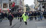 Turkish police push people away after an explosion on a pedestrian shopping street in Istanbul on March 19, 2016. (AFP/Bulent KILIC)