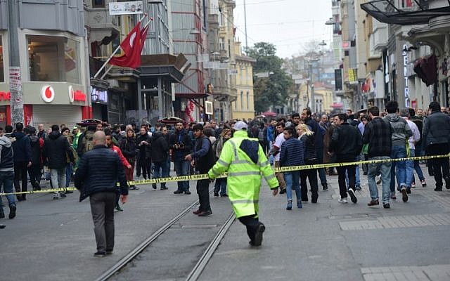 Turkish police push people away after an explosion on a pedestrian shopping street in Istanbul on March 19, 2016. (AFP/Bulent KILIC)