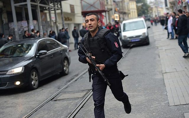 A Turkish policeman runs after an explosion on the pedestrian Istiklal avenue in Istanbul on March 19, 2016. (AFP / Bulent KILIC) A Turkish policeman runs after an explosion on the pedestrian Istiklal avenue in Istanbul on March 19, 2016. (AFP / Bulent KILIC)