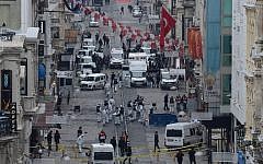 Turkish police, forensics and emergency services work at the scene of an explosion on the pedestrian Istiklal Avenue in Istanbul on March 19, 2016. (AFP/Bulent Kilic)