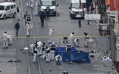 Turkish police, forensics and emergency services work at the scene of an explosion on the pedestrian Istiklal Street in Istanbul on March 19, 2016. (AFP/ILHAS NEWS AGENCY) 