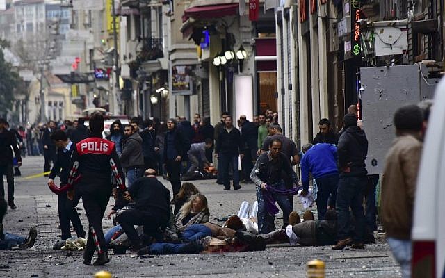 Injured people get assistance on the scene of an explosion on the pedestrian Istiklal avenue in Istanbul on March 19, 2016 (AFP/ETKIN NEWS AGENCY/STRINGER) Injured people get assistance on the scene of an explosion on the pedestrian Istiklal avenue in Istanbul on March 19, 2016 (AFP/ETKIN NEWS AGENCY/STRINGER)