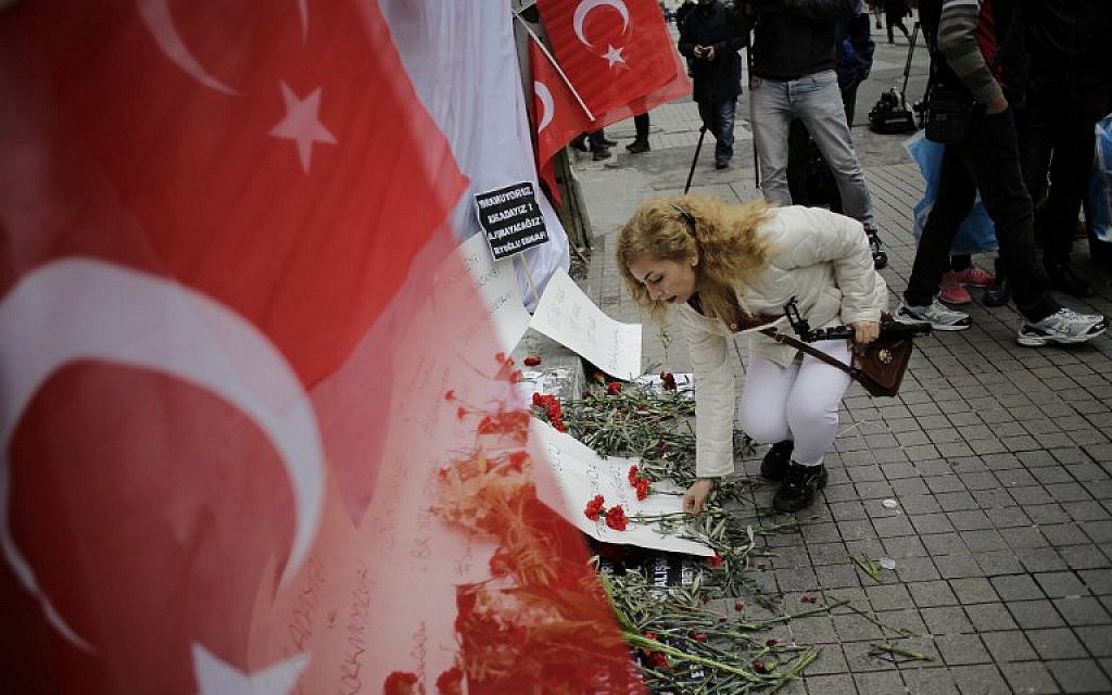 A woman lays flowers on a makeshift memorial at the location of the blast of a suicide attack on Istiklal Street, a major shopping and tourist district, in central Istanbul, on March 20, 2016. (AFP / YASIN AKGUL) A woman lays flowers on a makeshift memorial at the location of the blast of a suicide attack on Istiklal Street, a major shopping and tourist district, in central Istanbul, on March 20, 2016. (AFP / YASIN AKGUL)
