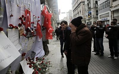 A man reacts in front of a makeshift memorial at the location of the blast of a suicide attack on Istiklal Street, a major shopping and tourist district, in central Istanbul, on March 20, 2016. (AFP / YASIN AKGUL) A man reacts in front of a makeshift memorial at the location of the blast of a suicide attack on Istiklal Street, a major shopping and tourist district, in central Istanbul, on March 20, 2016. (AFP / YASIN AKGUL)