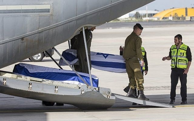 IDF soldiers carry on the coffin of an Israeli, who was killed in an Istanbul suicide bombing the previous day, upon it's arrival at Tel Aviv's Ben Gurion airport, March 20, 2016. (AFP/JACK GUEZ)