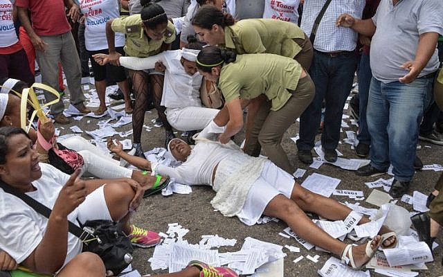 Members of dissident group "Ladies in White", wives of former political prisoners, are detained during their protest on March 20, 2016 in Havana. (AFP / ADALBERTO ROQUE) Members of dissident group "Ladies in White", wives of former political prisoners, are detained during their protest on March 20, 2016 in Havana. (AFP / ADALBERTO ROQUE)