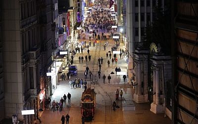 Pedestrians walk along Istiklal Street, a busy shopping and entertainment hub in central Istanbul, a day after a suicide bomb attack, March 20, 2016. (AFP/YASIN AKGUL)