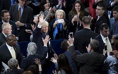 US Republican presidential hopeful Donald Trump waves at the American Israel Public Affairs Committee (AIPAC) 2016 Policy Conference at the Verizon Center in Washington, DC, March 21, 2016. / AFP / SAUL LOEB