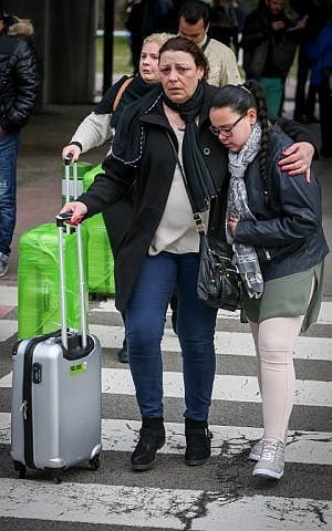 People are evacuated from Brussels Airport, in Zaventem, on March 22, 2016 after twin blasts in its departure hall killed at least 11 people. (AFP/Belga/VIRGINIE LEFOUR)