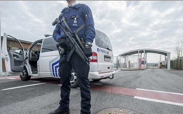 A police officer stands guard at the entrance of Brussels Airport, in Zaventem, on March 22, 2016, after at least 13 people have been killed by two explosions in the departure hall. (AFP / Belga / FILIP DE SMET / Belgium OUT) A police officer stands guard at the entrance of Brussels Airport, in Zaventem, on March 22, 2016, after at least 13 people have been killed by two explosions in the departure hall. (AFP / Belga / FILIP DE SMET / Belgium OUT)