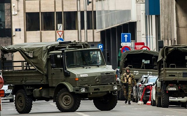 Soldiers block the access to roads close to Maalbeek metro station in Brussels on March 22, 2016. (AFP / PHILIPPE HUGUEN)