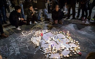People gather around floral tributes, drawings, candles and notes in front of the Bourse of Brussels on March 22, 2016. (AFP / BELGA AND Belga / Aurore Belot) People gather around floral tributes, drawings, candles and notes in front of the Bourse of Brussels on March 22, 2016. (AFP / BELGA AND Belga / Aurore Belot)