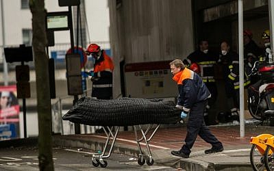 A ambulance man pushes a stretcher with a body bag, on March 23, 2016 outside the Maalbeek metro station in Brussels, one day after the attack that killed 20 people. (AFP / PHILIPPE HUGUEN)