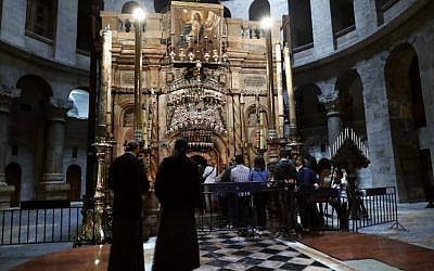 Christian worshippers queue to visit the Tomb of Christ, where according to Christian belief the body of Jesus was laid after his death, inside the Church of the Holy Sepulchre in the Jerusalem's Old City, on March 23, 2016 (AFP / THOMAS COEX)