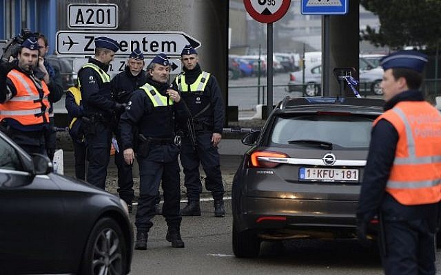 Policemen control motorists near Brussels airport in Zaventem on March 23, 2016. (AFP / BELGA / YORICK JANSENS) Policemen control motorists near Brussels airport in Zaventem on March 23, 2016. (AFP / BELGA / YORICK JANSENS)