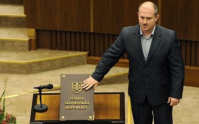 The leader of the right wing LS-Nase Slovensko (Our Slovakia) party Marian Kotleba takes the oath of office on the Slovak Constitution on March 23, 2016 in Bratislava during the first session of the parliament since the March 5 elections. / AFP / SAMUEL KUBANI
